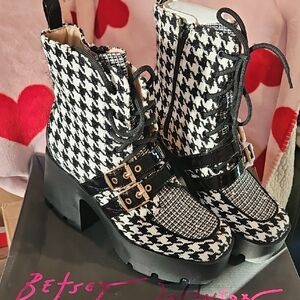 NIB Betsey Johnson Houndstooth Lace-Up Boots